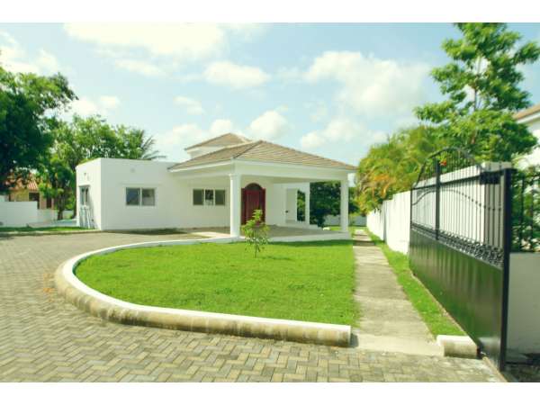 Gorgeous Villa On Huge Lot With 1 Bed Separate