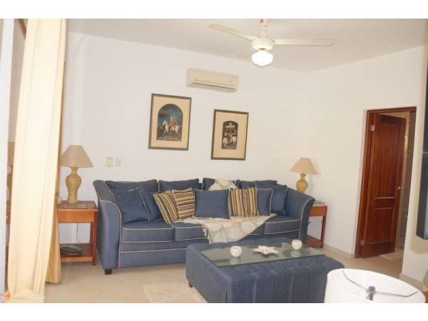 Cozy Two Bedroom Condo 2 Min. From The Beach
