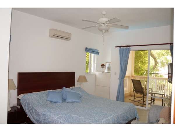 Cozy Two Bedroom Condo 2 Min. From The Beach