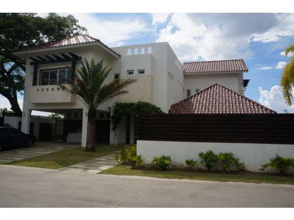 Family Home In Very Nice Gated Community