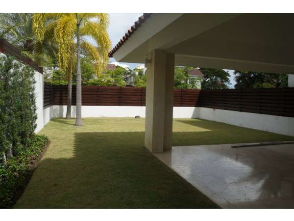 Family Home In Very Nice Gated Community