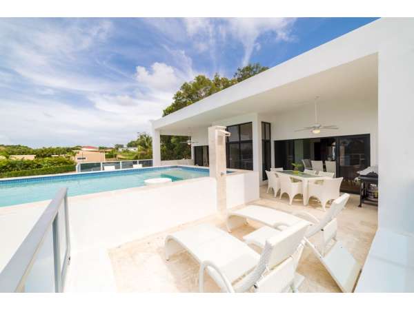 Beautiful 3 Bedroom Villa With Many Amenities.