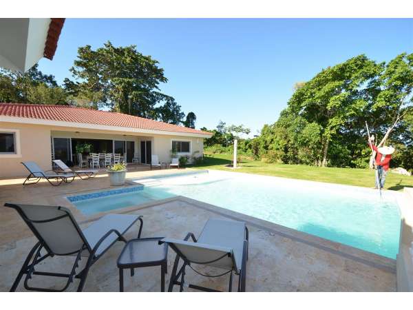 Spacious 3 Bedroom Villa With All The Bells And