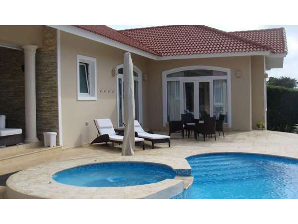 Spacious Five Bedroom Luxury Tropical Villa