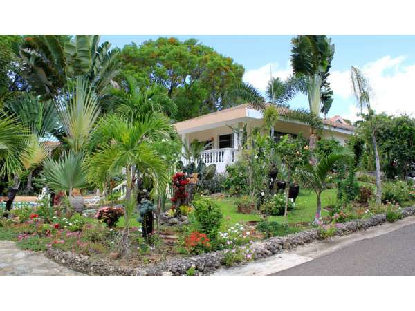 Delightful Villa With Additional Guest House In