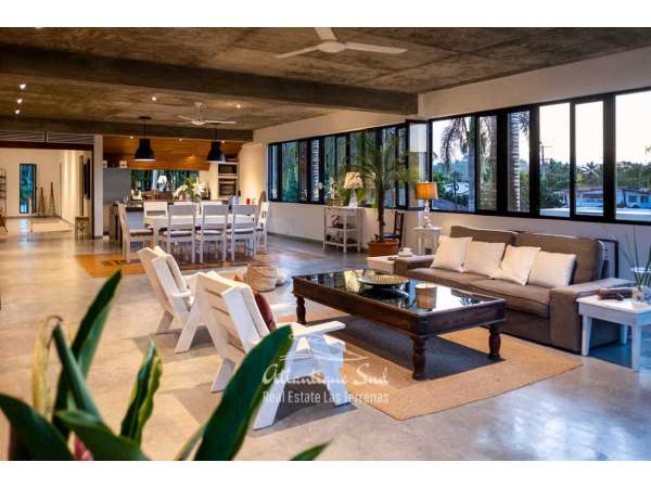 Stylish Tropical Loft In The Heart Of All