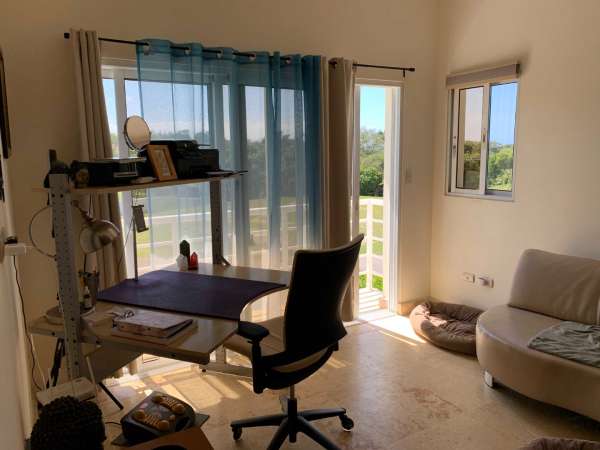 Beautiful Modern 4 Bedroom 3.5 Bath Villa In The