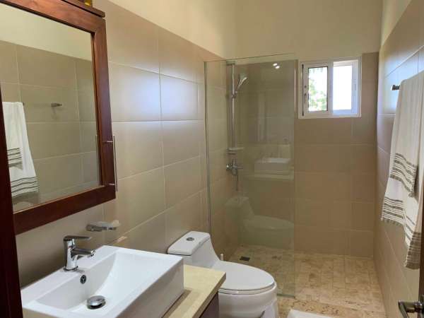 Beautiful Modern 4 Bedroom 3.5 Bath Villa In The