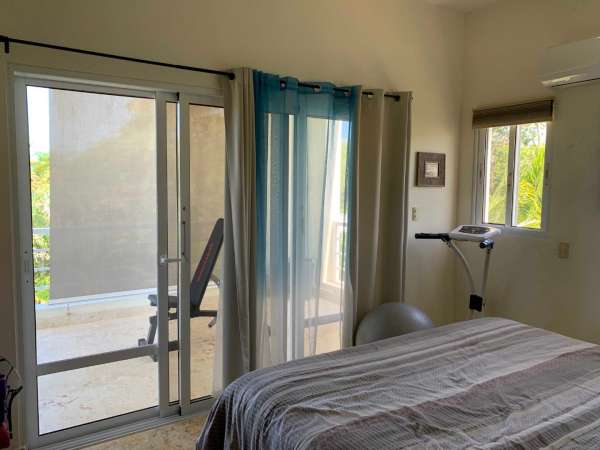 Beautiful Modern 4 Bedroom 3.5 Bath Villa In The