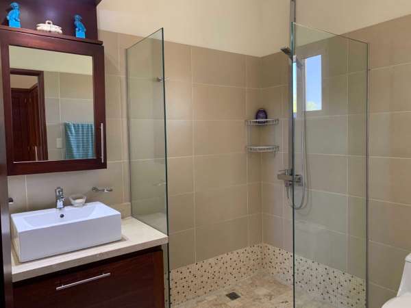 Beautiful Modern 4 Bedroom 3.5 Bath Villa In The