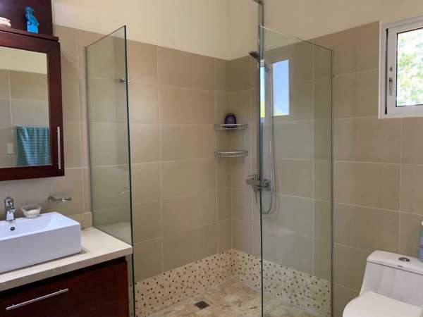 Beautiful Modern 4 Bedroom 3.5 Bath Villa In The