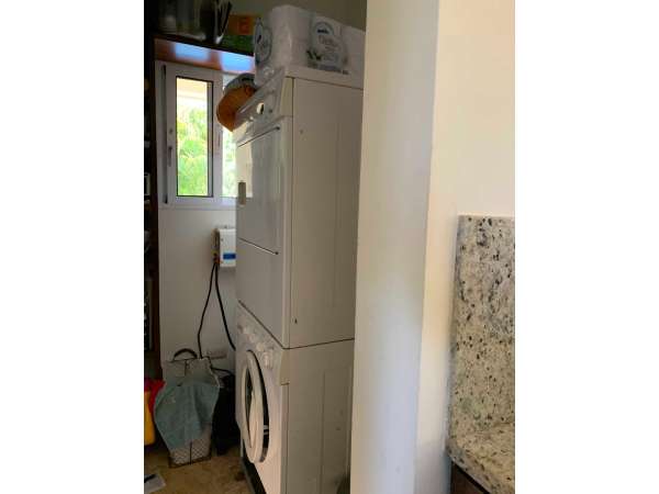 Beautiful Modern 4 Bedroom 3.5 Bath Villa In The