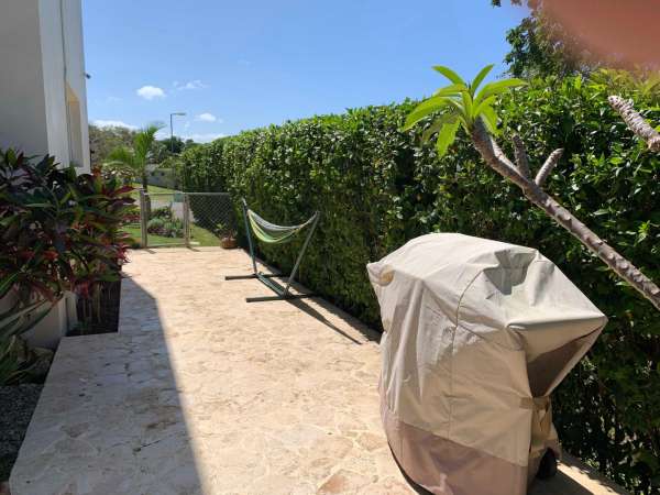 Beautiful Modern 4 Bedroom 3.5 Bath Villa In The