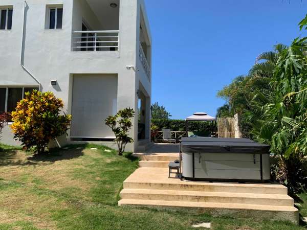 Beautiful Modern 4 Bedroom 3.5 Bath Villa In The
