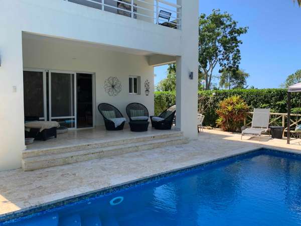 Beautiful Modern 4 Bedroom 3.5 Bath Villa In The