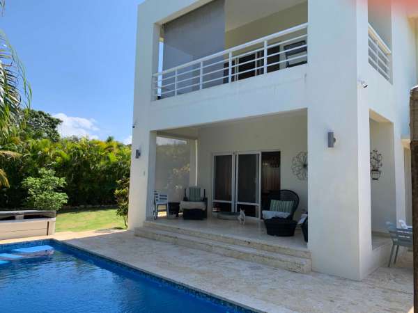 Beautiful Modern 4 Bedroom 3.5 Bath Villa In The