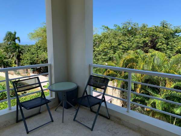 Beautiful Modern 4 Bedroom 3.5 Bath Villa In The