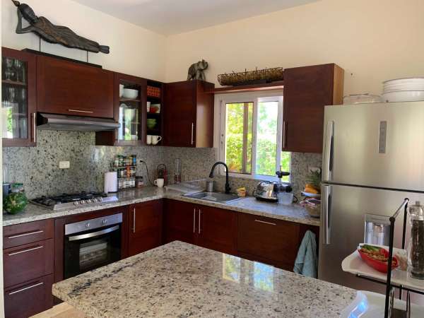 Beautiful Modern 4 Bedroom 3.5 Bath Villa In The