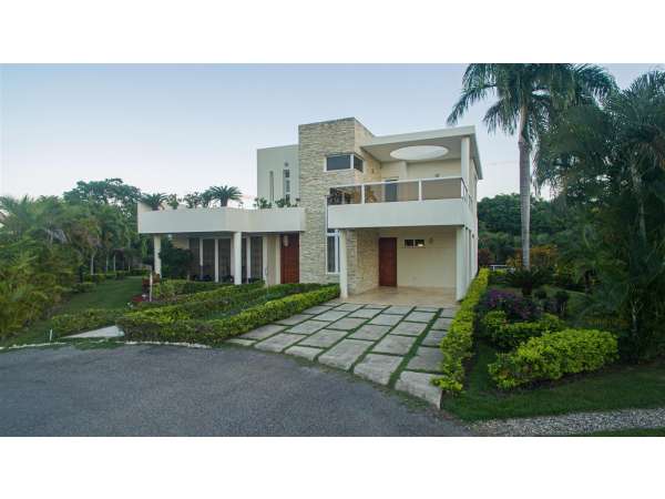 Luxury Modern 3-bedroom Villa With Infinity Pool