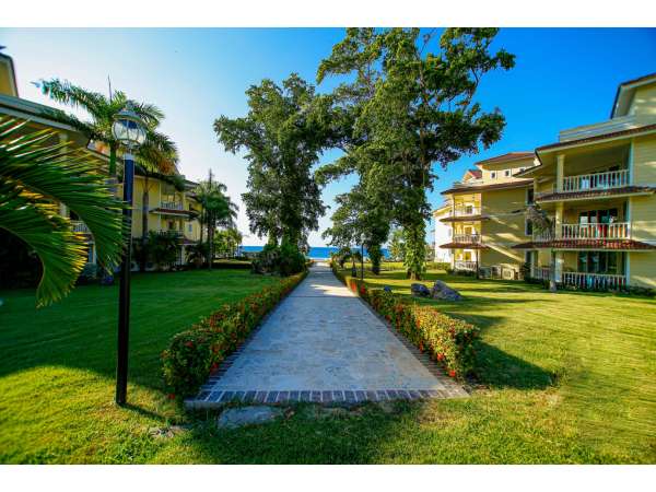 Premium 3 Bedrooms Condo In Ocean Front Community