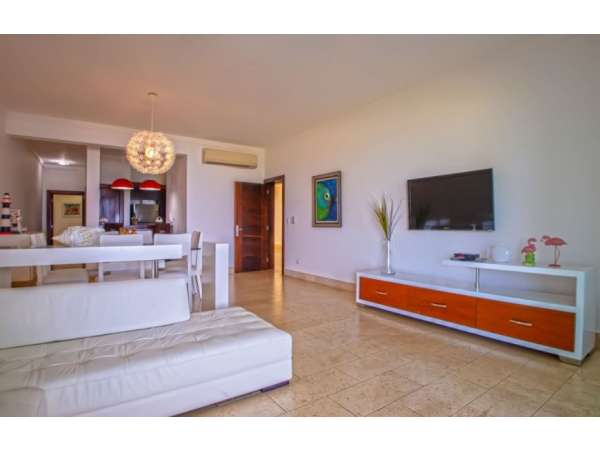 Excellent 3 Bedrooms Beach Front Condo