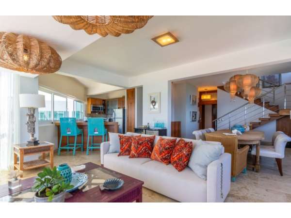 Stunning 4 Bedrooms & 2 Levels Ocean Front