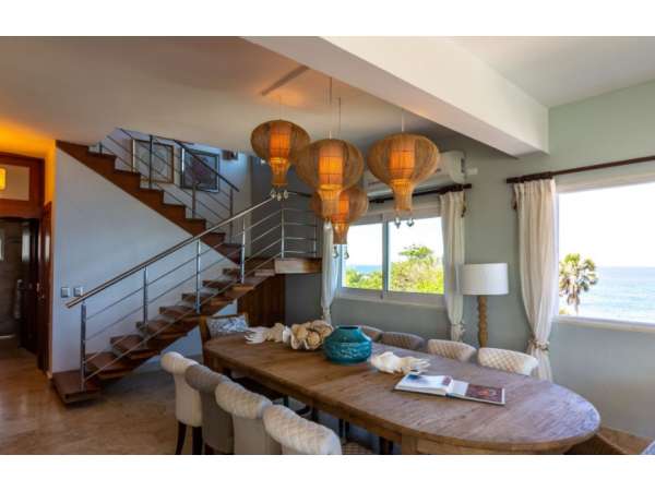 Stunning 4 Bedrooms & 2 Levels Ocean Front