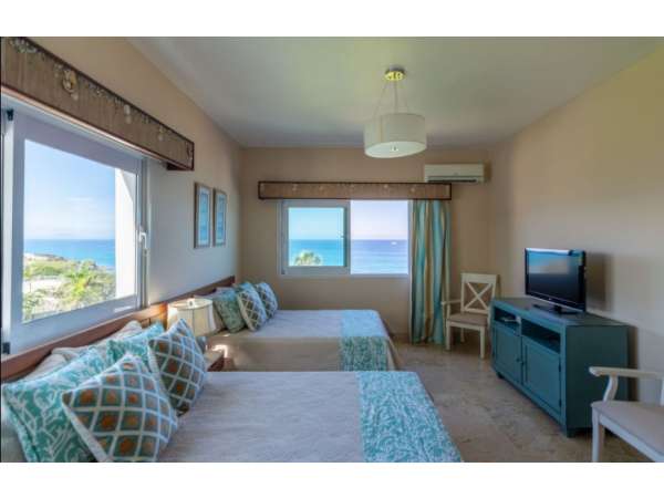Stunning 4 Bedrooms & 2 Levels Ocean Front