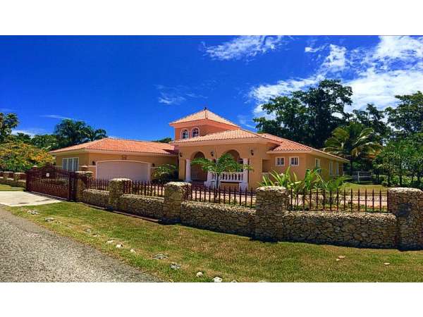 Mediterranean Villa Near The Beach