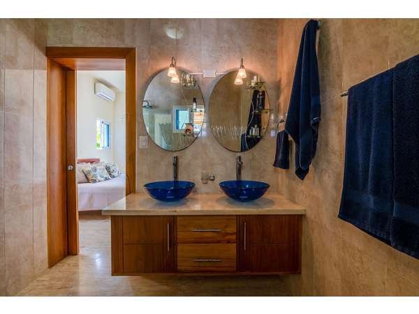 Tropical Home Close To Everything