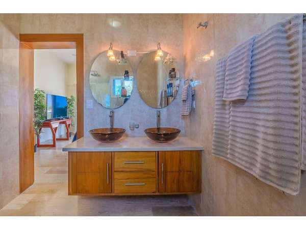 Tropical Home Close To Everything