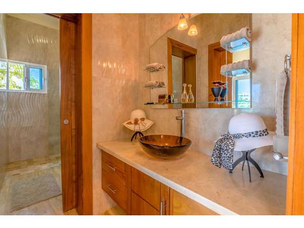 Tropical Home Close To Everything