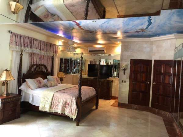 Fully Furnished 10 Bedroom Private Villa!