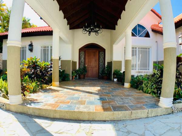 Wonderful 4 Bedroom Villa Priced To Sell