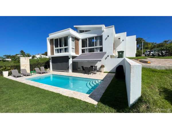 Modern And Beautiful 3 Bedroom Villa Near