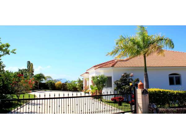 Gorgeous 3 Bed 3 Bath Villa