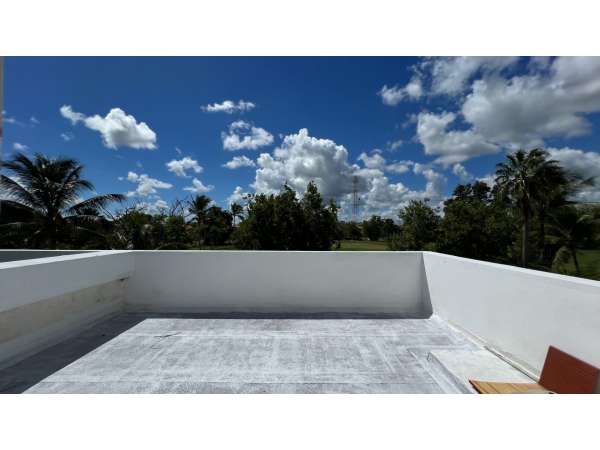 Spacious Villa With Golf Course Views
