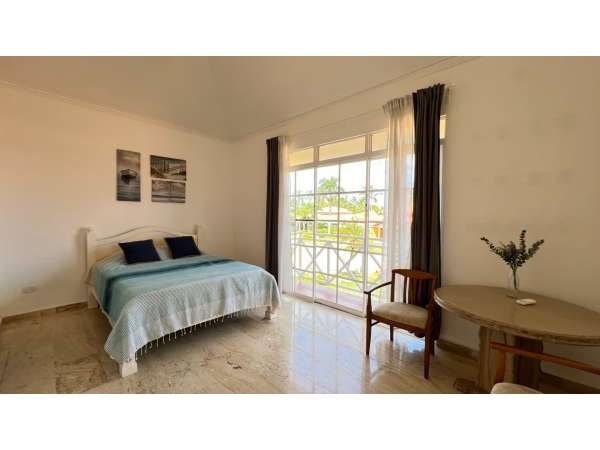 Spacious Villa With Golf Course Views