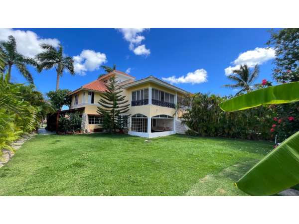 Spacious Villa With Golf Course Views