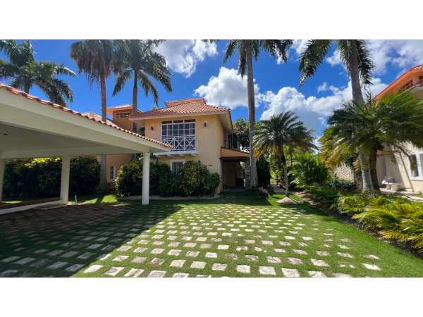 Spacious Villa With Golf Course Views
