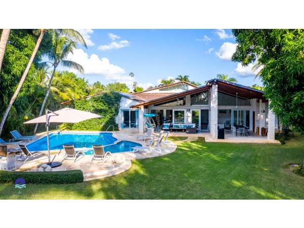 Modern Elegance Meets Golf Course Views In Casa De